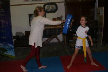 Fiesta de fin de año: Vicky enseñándole Taekwondo a su mamá - 19DIC2018
