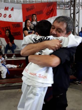 TORNEO APERTURA 2019 - El abrazo de Lucho después de haber competido - 28ABR2019
