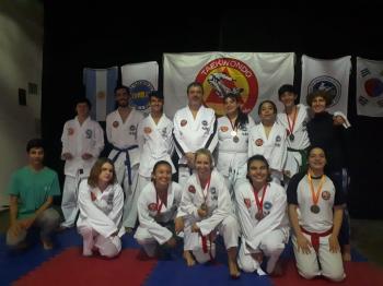 POST TORNEO APERTURA 2019 - El grupo de los adultos casi a pleno mostrando las medallas - 29ABR2019

